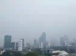 Kabut Malam Menyelimuti Jakarta Sore Ini